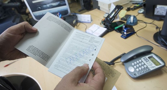 revisión de informes y contratos